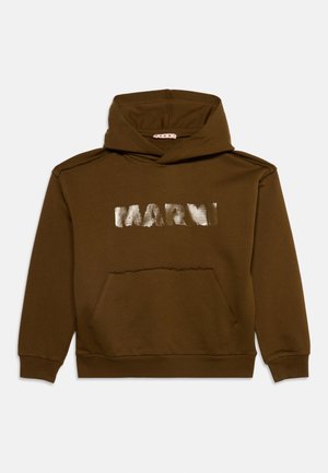 Sweat à capuche marron avec poche avant et logo texte blanc usé sur la poitrine sur fond uni.