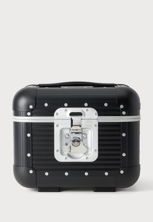 Étui rectangulaire rigide noir avec rivets argentés et serrure centrale argentée sur fond blanc uni.