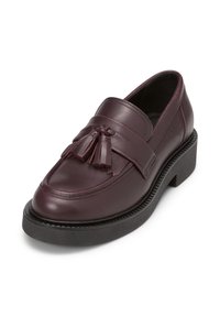 Mocassino in pelle bordeaux con accentuazione a nappe, suola nera piatta, punta arrotondata e dettaglio di cucitura lungo il bordo. Ideale per un abbigliamento informale.