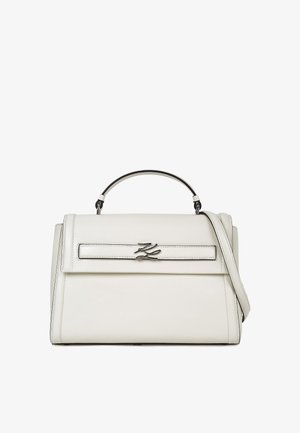 Witte leren handtas met een gestructureerd ontwerp, zilverkleurige hardware, bovenhandgreep en afneembare schouderband. Voorzien van een sluiting aan de voorkant.