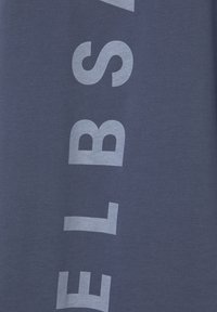 Navyblaue Baumwoll-T-Shirt mit großen hellgrauen vertikal aufgedruckten Text. Glatte Textur mit einem lässigen Schnitt und Rundhalsausschnitt.