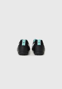 Botas de fútbol negras con acentos en teal, que cuentan con un upper texturizado, cuello acolchado y una suela de goma duradera con tacos de tracción.