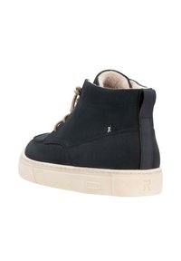 Basket haute noire en matériau lisse, avec un intérieur doux, des lacets beiges et une semelle en caoutchouc crème arborant un logo.