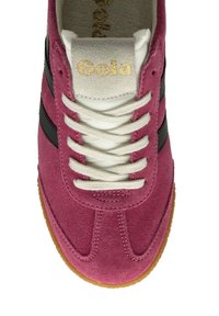 Sneakers Gola con tomaia in suede rosa, strisce nere e lacci crema. Presentano una suola in gomma e una linguetta imbottita con dettagli del logo.