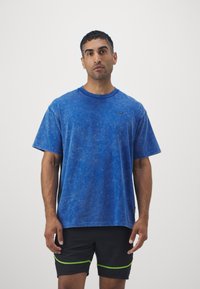 Under Armour LOGO WASH - Basic póló - tech blue