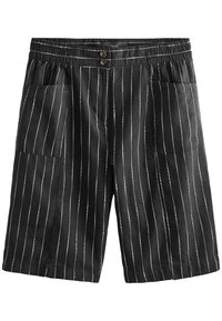 Shorts noirs rayés en tissu léger, dotés d'une taille élastique, de deux poches latérales et de rayures verticales blanches.