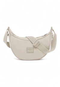 Bolso bandolera de tela beige con forma curva, correa ajustable y un pequeño parche con el logo en el frente. Textura suave y diseño minimalista.