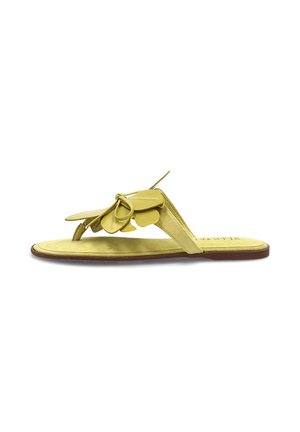 Sandalia plana amarilla con dedo con una flor decorativa y un lazo en la tira y una suela marrón.