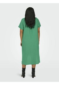 ONLY Carmakoma CARNEWDENIZIA SS CALF  - Rochie tip cămașă - green bee