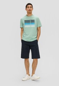 s.Oliver MIT FRONTPRINT - T-shirt print - ozeangrün