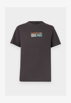 Mørkegrå t-shirt med korte ærmer med teksten "Quiksilver One Piece" og en grafik af en kranie med en stråhat, placeret centralt på brystet.