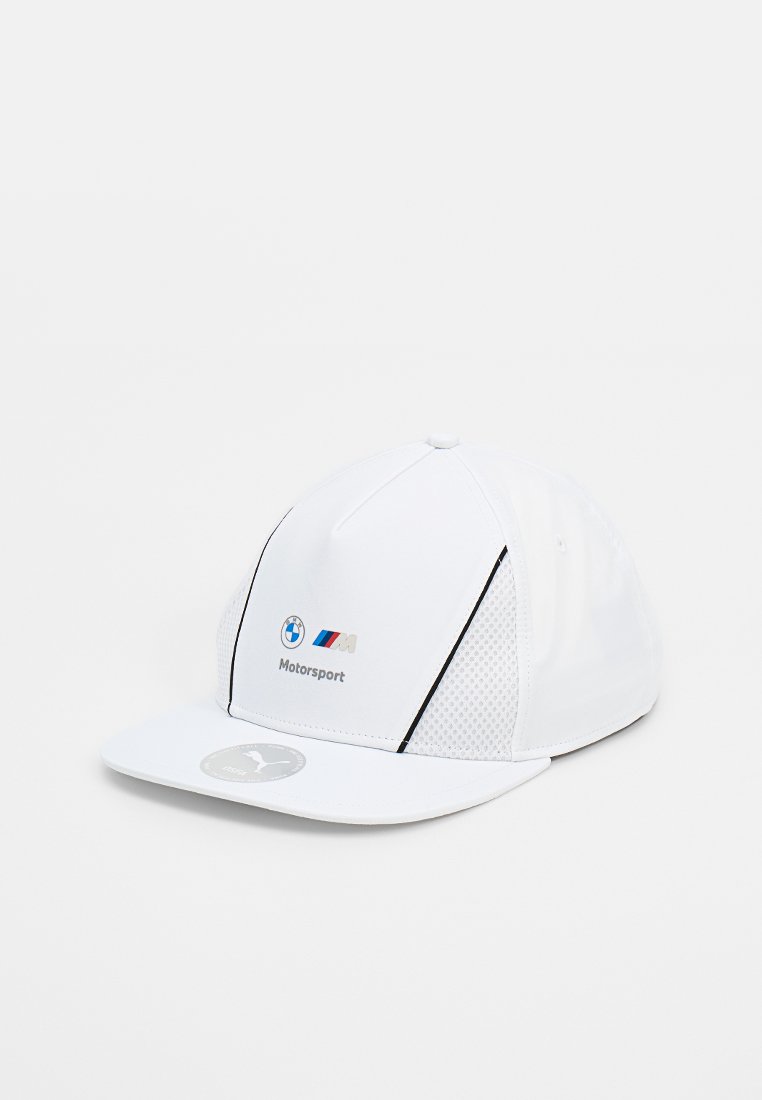 Casquette de baseball blanche avec des panneaux en maille, visière incurvée, logo BMW Motorsport et estampillage Puma. Présente un design structuré avec des accents noirs.