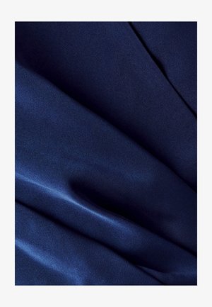 Navy blue satiinikangas, jossa on sileä pinta, hienovarainen kiilto ja pehmeät laskeumat; siinä on vähäisiä poimuja ja kaaria läpi koko kankaan.