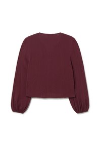 Blouse bourgogne courte avec des manches longues bouffantes, en tissu texturé et un col rond. L'arrière est lisse avec un ourlet droit.