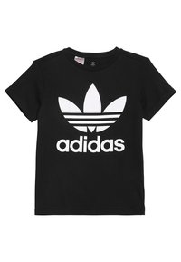 Melnas kokvilnas T-krekls ar lielu baltu Adidas logotipu un trim lapiņām līdzīgām svītrām virs teksta. Īsas piedurknes un apaļu kakla dizains.
