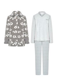 Conjunto de ropa de casa de dos piezas: una chaqueta de felpa gris con estampado de leopardo blanco y una camiseta de manga larga gris claro con un bolsillo, combinada con pantalones a rayas.