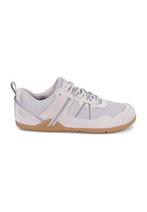 Chaussure de sport en daim gris et maille avec une silhouette basse, un bout rond et une semelle en caoutchouc. Équipée d'un système de laçage et d'une languette à l'arrière.