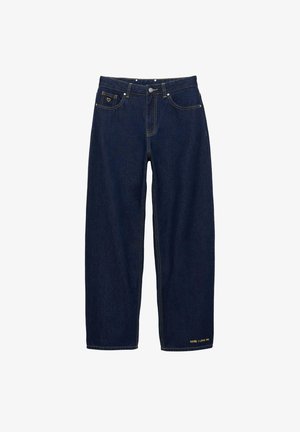 Granatowe dżinsy z luźnym krojem, żółtym przeszyciem, detalem serca na przedniej kieszeni oraz logo tekstowym blisko dolnej krawędzi.