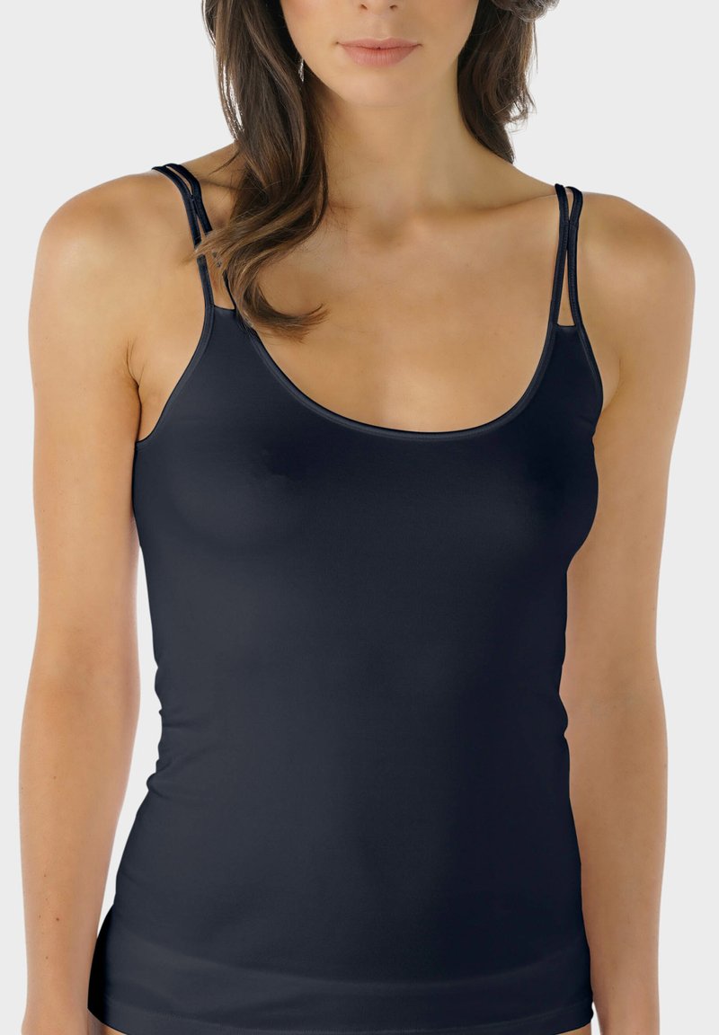 Černý top na ramínka s tenkými popruhy, kulatým dekoltem a přiléhavým střihem. Hladká, elastická tkanina zajišťující přiléhavý střih.