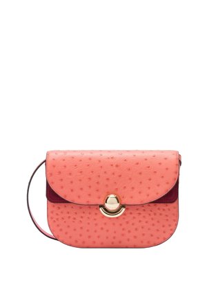 Sac bandoulière en cuir texturé rose corail avec rabat arrondi et fermoir circulaire doré, doté d'une fine sangle réglable.