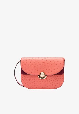 Borsa a tracolla in pelle texturizzata rosa corallo con patta arrotondata e chiusura circolare dorata, dotata di una sottile tracolla regolabile.