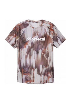 Maglietta a maniche corte con collo rotondo, con motivo astratto marrone, beige e bianco e logo con testo bianco "Normal" sul petto.