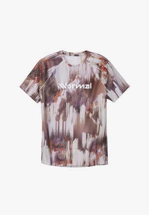Kurzärmeliges T-Shirt mit Rundhalsausschnitt, abstraktem Muster in Braun, Beige und Weiß sowie weißem Schriftzug "Normal" über der Brust.