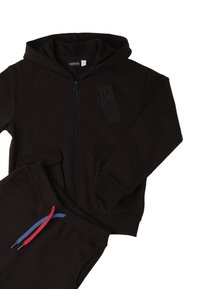 Zwarte zip-up hoodie met vo pockets en bijpassende zwarte broek met blauwe en rode trekkoorden.