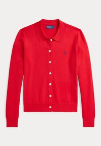 Cardigan rouge en tricot avec un col, des manches longues et des boutons sur le devant. Présente un petit logo polo bleu sur la poitrine gauche.