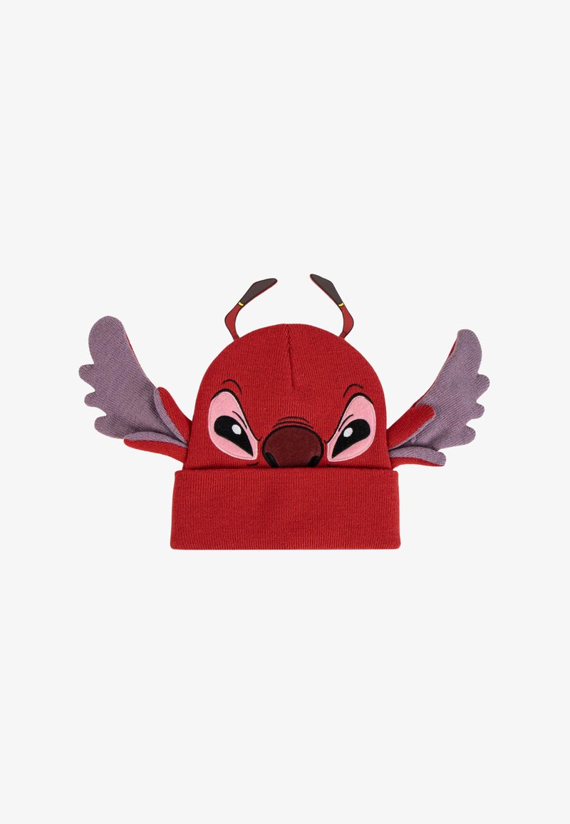Berretto lavorato a maglia rosso con design di personaggio caratterizzato da grandi occhi, naso marrone, ali viola e corna. Risvolto piegato in basso.