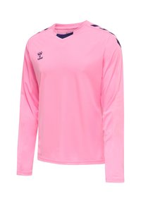 Roze sportshirt met lange mouwen, donkerblauw Hummel-logo op de borst en chevronstrepen op de schouders.