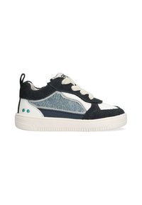 Baskets avec une tige en daim noir, des accents en cuir blanc et en denim, des lacets crème et une semelle en caoutchouc texturé avec des détails en dot vert.