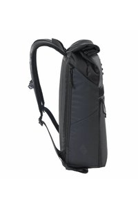 Mochila negra con un diseño elegante, tela texturizada, correas acolchadas ajustables y un bolsillo lateral con cremallera para un acceso fácil.