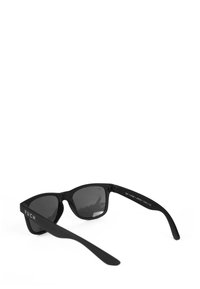 Černé sluneční brýle s tmavými skly, matný rám a rovné nožičky s bílým nápisem "VUCH" na boku.