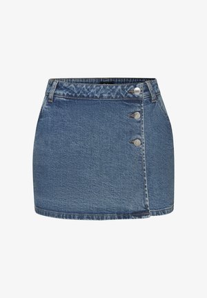 Lichtblauwe denim minirok met een gewassen afwerking, voorzien van drie zilveren knopen aan de linkerkant en een rechte zoom.