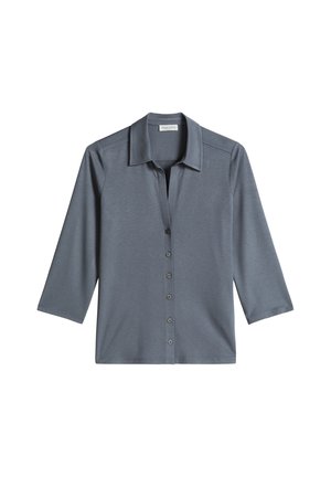 Chemise grise à boutons avec manches trois quarts et col pointu, étalée à plat sur un fond blanc.