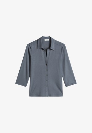 Camisa gris abotonada con mangas tres cuartos y cuello puntiagudo, extendida sobre un fondo blanco.