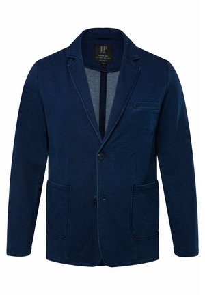 Tmavě modrý blazer vyrobený z měkké tkaniny, se dvěma předními kapsami, zapínáním na jeden knoflík a s klopou ve stylu notches.