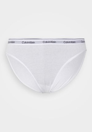 Hvit bomullsboxershorts med en glatt tekstur og en myk linning med "Calvin Klein"-logo i svarte bokstaver. Klassisk design med full dekning.