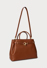 Barna bőr kézitáska két rövid fogantyúval, egy hosszú vállpánttal és aranyszínű záróelemmel és csat részlettel az elején.