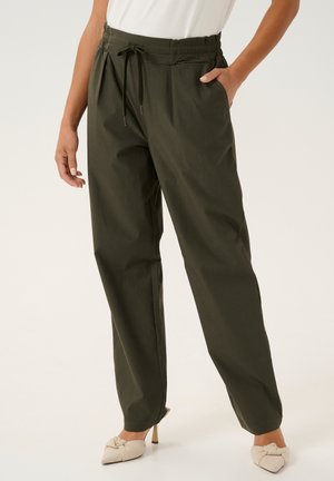 Olivgröna, lätta byxor med elastisk midja och dragsko. Har sidofickor och vid ben-design. Matchas med beige, knutna klackar.