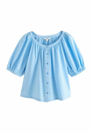 Blusa de manga corta azul claro con cuello redondo, botones en la parte delantera y mangas abullonadas. Hecha de un tejido suave y texturizado con patrones sutiles.