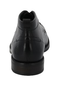 Stivali alla caviglia neri in pelle con una finitura liscia, punta arrotondata, tacco in legno impilato e un piccolo logo sul retro.