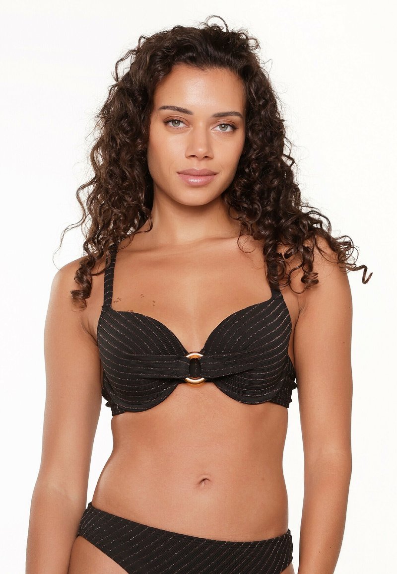 Top bikini nero con supporto a stecche, caratterizzato da strisce orizzontali, un dettaglio frontale intrecciato e un accento circolare dorato al centro.