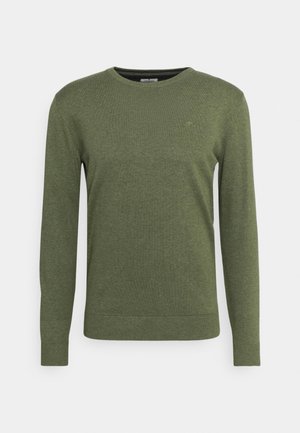 Pull col rond manches longues vert olive avec poignets et ourlet côtelés, texture tricotée unie, présenté sur fond blanc.