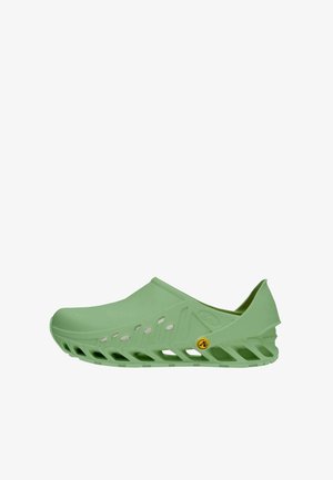 Scarpa slip-on verde chiaro con fori di ventilazione e suola scolpita caratterizzata da un design a griglia aperta.