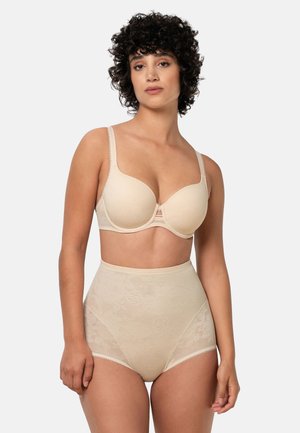 Beige bh med glatte, vatterede skåle og justerbare stropper, parret med højtaljede, gennemsigtige blondertrusser med rose mønstre og elastisk talje.