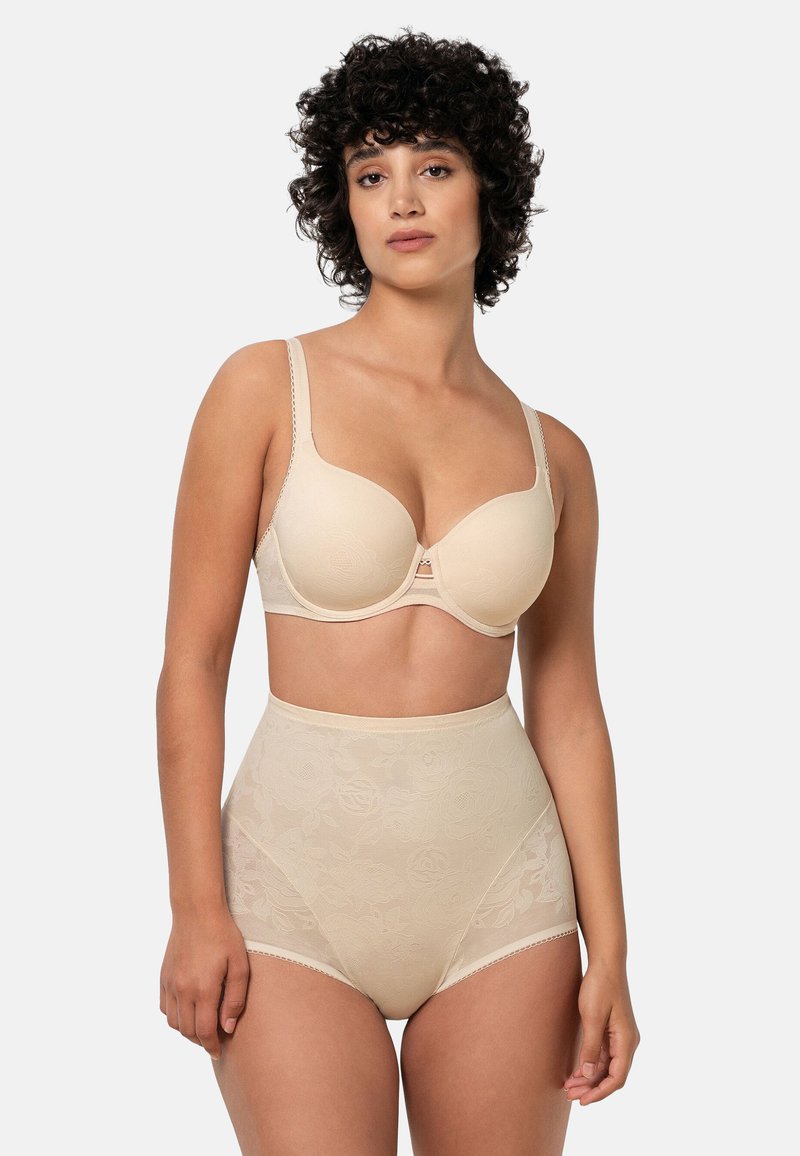 Beżowy stanik z gładkimi, wyprofilowanymi miseczkami i regulowanymi ramiączkami, w połączeniu z wysokim, przezroczystym koronkowym majtkami z różanymi wzorami i elastycznym pasem.