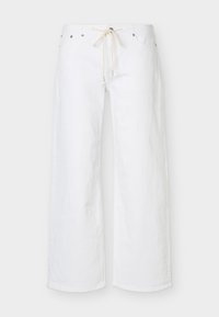 Λευκό παντελόνι με φαρδιά πόδια, εμπρόσθιες τσέπες και μπεζ κορδόνι στη μέση, εμφανιζόμενο σε απλό φόντο.