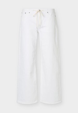 Pantalon blanc à jambes larges avec poches avant et cordon beige à la taille, présenté sur un fond uni.